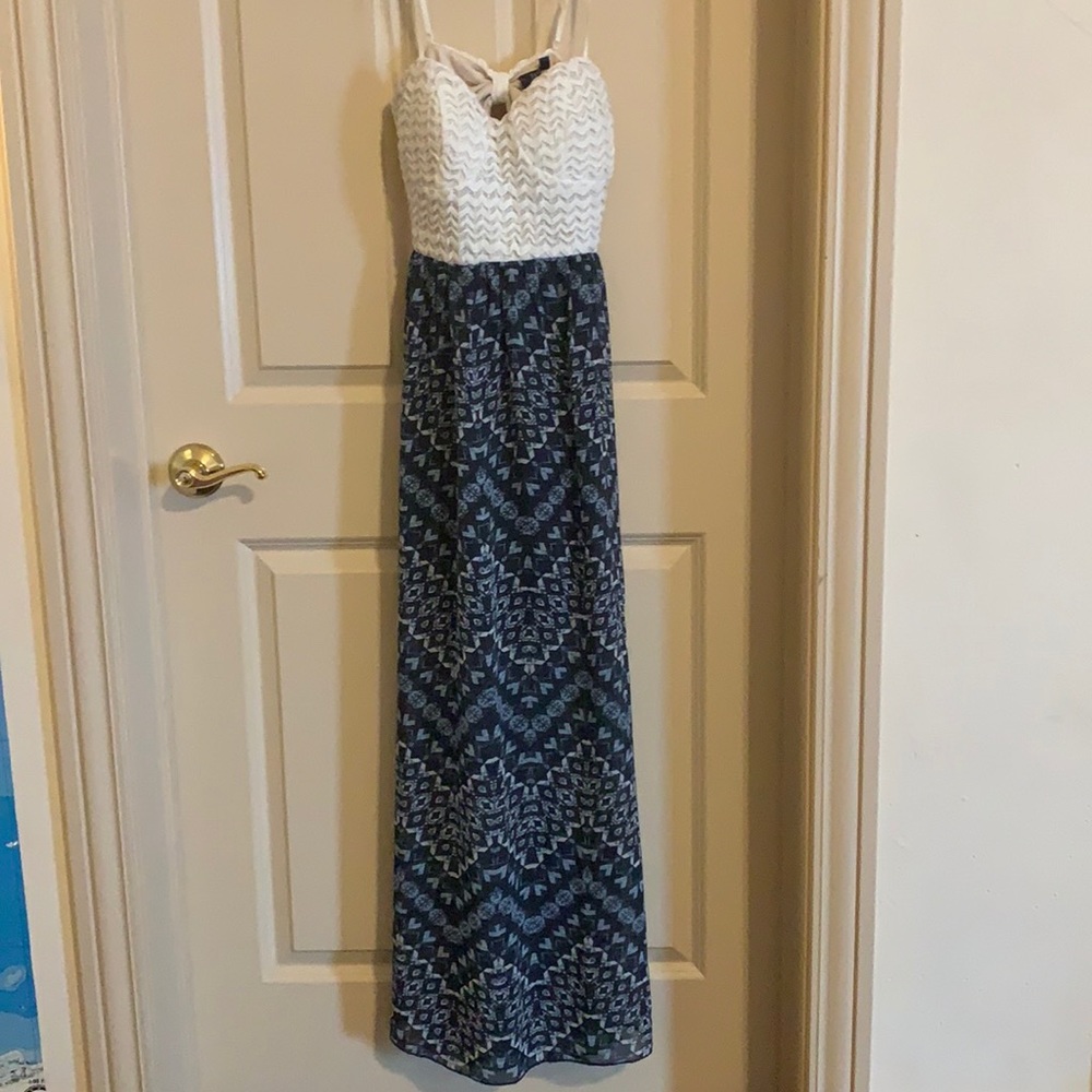 Medium maxi dress with cute cut out